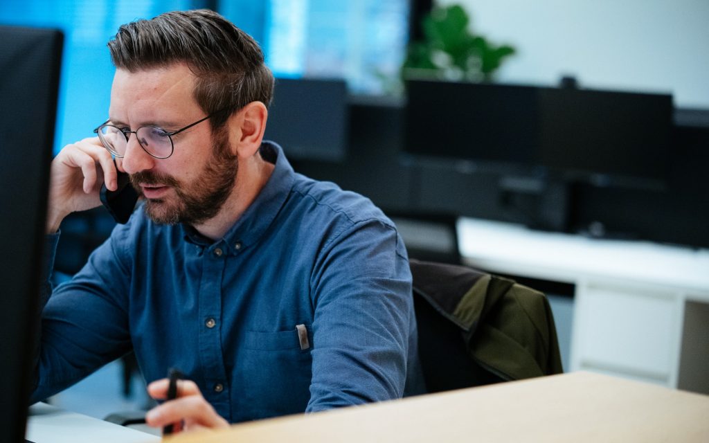 Accountmanager van Thys Communicatie aan de telefoon