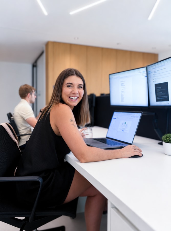 Medewerker van Thys Communicatie aan het bureau